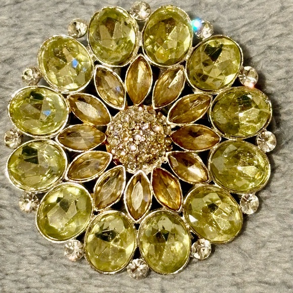 Vintage unsigned beautiful light Green flower Brooch with Rhinestones - Picture 7 of 17